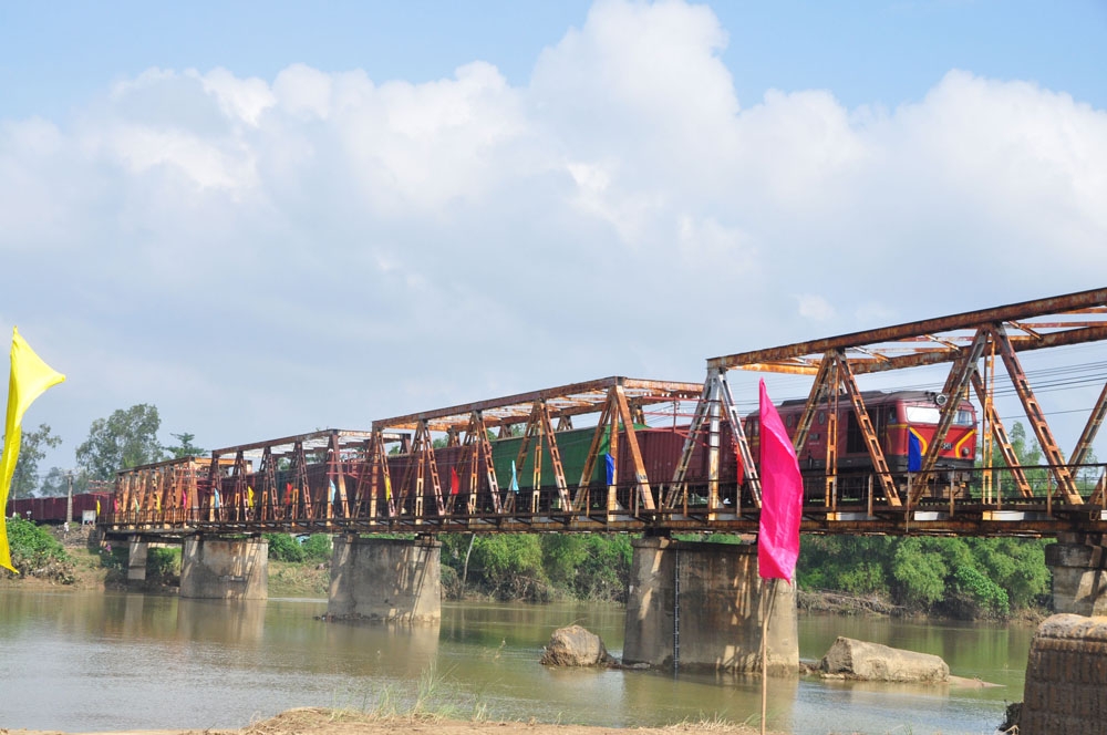Cầu sắt qua Sông Vệ, một trong 6 cây cầu sắt được nâng cấp trong dự án.