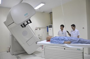 Điều trị cho bệnh nhân ung thư phổi tại Trung tâm xạ trị ung thư phổi công nghệ cao. Ảnh QĐND 