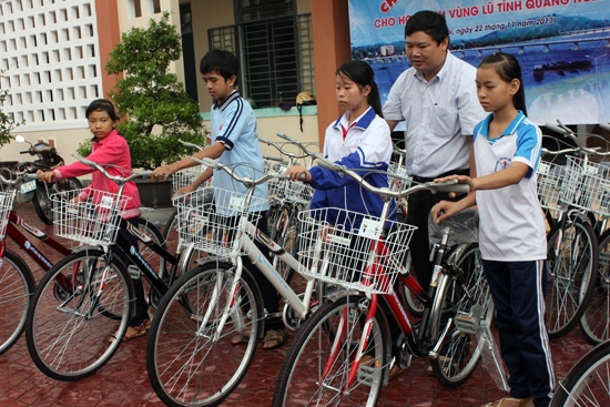 Lãnh đạo Quỹ bảo trợ trẻ em tỉnh tặng xe đạp cho các em học sinh