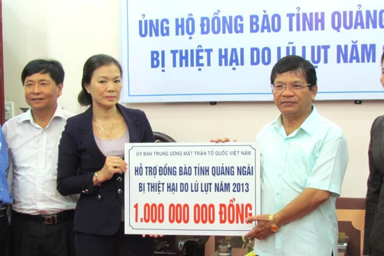 Bà Trương Thị Ngọc Ánh trao tiền hỗ trợ cho tỉnh Quảng Ngãi.