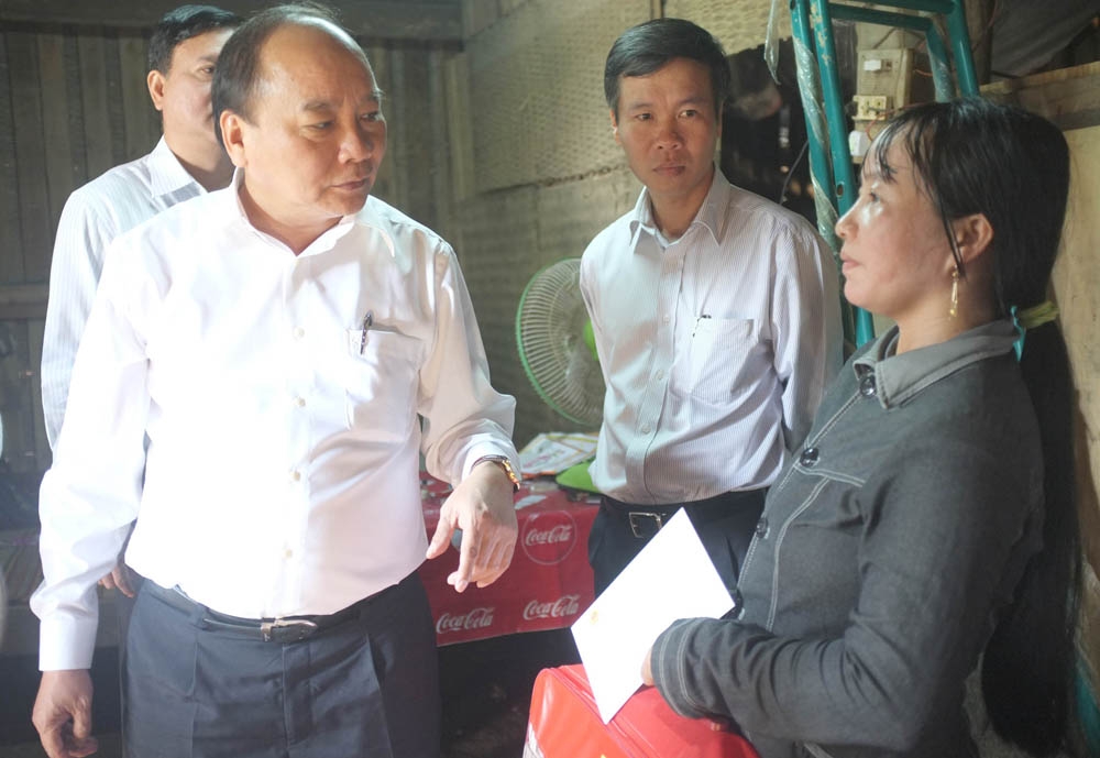 Phó Thủ tướng Nguyễn Xuân Phúc thăm và tặng quà cho gia đình anh La Quang Tín.