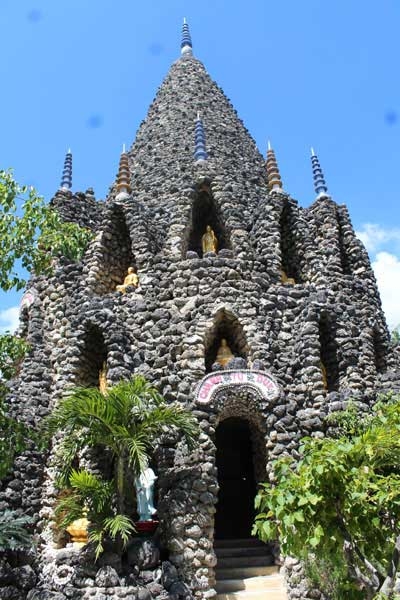  Tháp Bảo Tích ở chùa Ốc thu hút nhiều du khách đến tham quan (Ảnh: vietpictures)