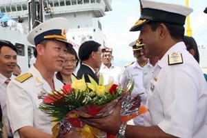 Hải quân Ấn Độ giao lưu với Hải quân Việt Nam nhân chuyến thăm cảng Tiên Sa, Đà Nẵng của đoàn tàu quân sự Ấn Độ vào tháng 6/2013. Nguồn: TTXVN. 