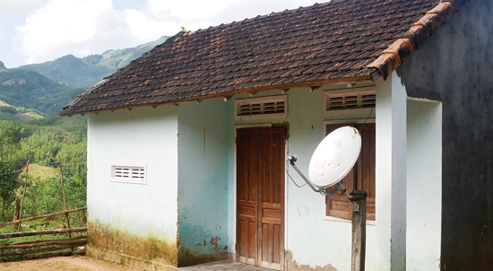 Nhiều gia đình ở huyện miền núi Tây Trà sử dụng “chảo lậu” để thu tín hiệu truyền hình.