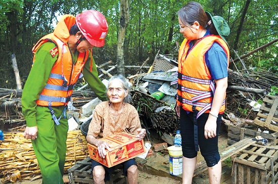 Đại tá Nguyễn Thanh Trang - Phó Giám đốc Công an tỉnh tặng quà cho bà con vùng lũ thôn Ân Phú, xã Tịnh An (Sơn Tịnh).