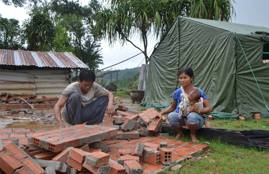 Căn nhà của chị Đinh Thị Bé mới xây dựng đầu năm đã sập trong lũ vừa qua.