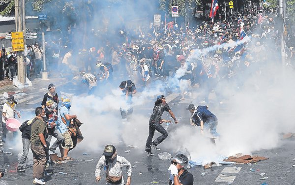      Cảnh sát đã phải dùng đến hơi cay để giải tán người biểu tình trước bối cảnh bạo lực ngày càng gia tăng ở thủ đô Bangkok và các vùng phụ cận (Ảnh: Bangkok Post)