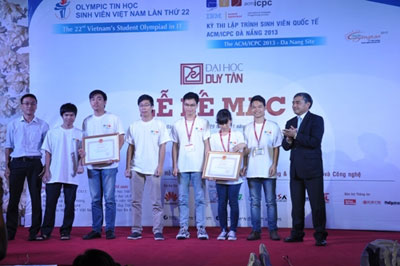 Thứ trưởng Nguyễn Minh Hồng trao bằng khen của Bộ TT&TT cho 2 đội VN đoạt giải nhất ACM/ICPC 2014