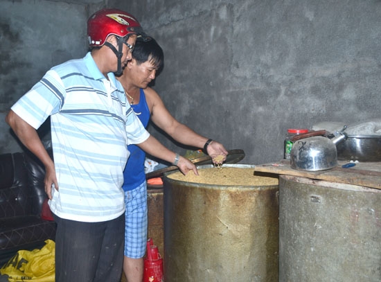 Sau lũ, anh Nguyễn Dũng ở thôn Phú Lâm Đông, xã Hành Thiện phấn khởi vì lúa vẫn khô ráo nhờ được gửi ở nhà tránh lũ bà Ái.
