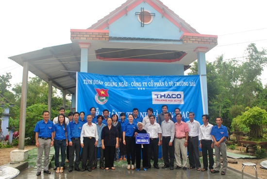 Ban Thường vụ Tỉnh đoàn trao nhà nhân ái cho bà Trần Thị Xuân Cách.