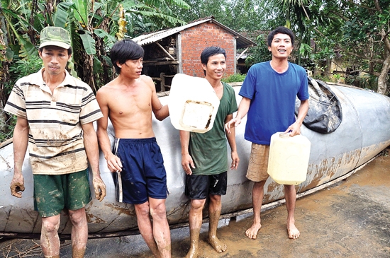 Nhờ có ghe và can nhựa mà các thanh niên ở thôn Phú Khương đã cứu sống hàng chục người dân bị nước lũ cô lập.