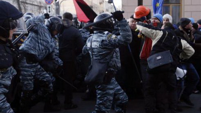 Người biểu tình đụng độ với cảnh sát ngày 3-12 - Ảnh: Reuters