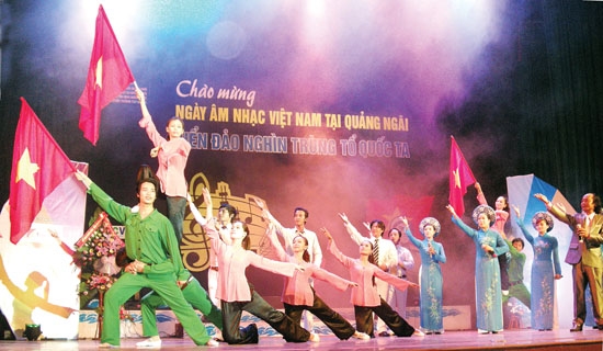 Đoàn ca múa dân tộc và hội viên Chi hội âm nhạc biểu diễn hát múa “Biển đảo nghìn trùng Tổ quốc ta” tại Ngày âm nhạc Việt Nam tại Quảng Ngãi.