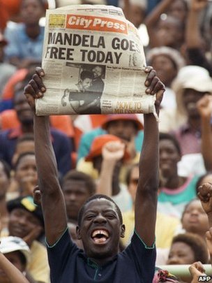 Đám đông chào đón Mandela khi ông được tự do năm 1990.