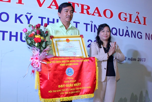 Phó Chủ tịch UBND tỉnh Đinh Thị Loan trao giải nhất cho tác giả