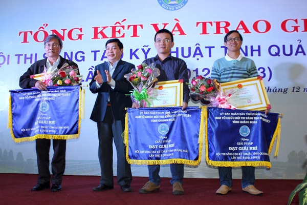 Trưởng Ban Tuyên giáo Tỉnh ủy Phạm Thanh Hải trao thưởng cho các tác giả đạt giải nhì