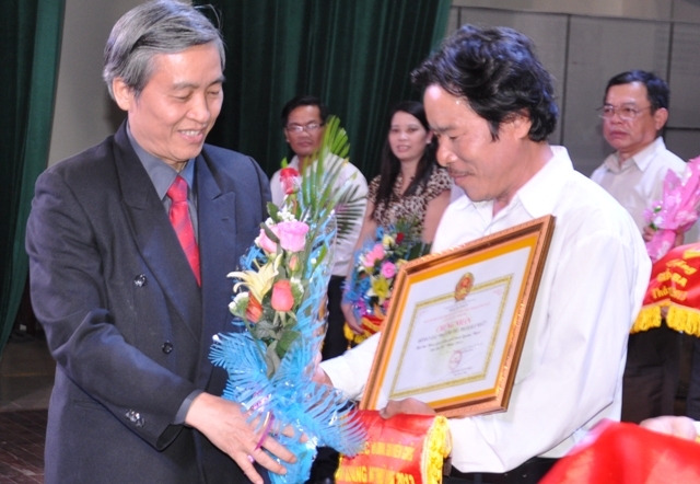 Phó Chủ tịch UBND tỉnh Lê Quang Thích trao giải nhất cho đội huyện Bình Sơn