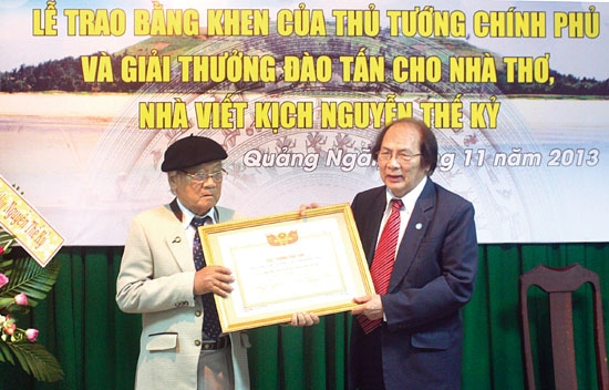  Giáo sư Hoàng Chương trao giải thưởng Đào Tấn và câu đối của giáo sư Vũ Khiêu tặng nhà thơ Nguyễn Thế Kỷ.