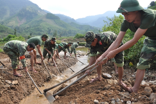  Sau hơn một ngày lao động các chiến sỹ đã thông được con kênh bê tông bị bồi lấp hơn 1000m3 đất, đá đưa nước về ruộng.