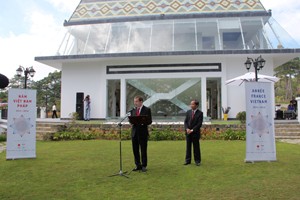  Chủ tịch tỉnh Lâm Đồng Nguyễn Xuân Tiến (phải) và Đại sứ Pháp tại Việt Nam Jean Noel Poirier phát biểu trong lễ khai mạc Tuần lễ Pháp tại Đà Lạt