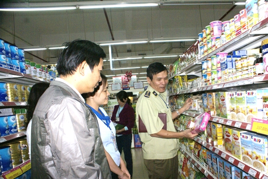 Ban Chỉ đạo 127 tỉnh kiểm tra tình hình kinh doanh các mặt hàng sữa tại Siêu thị Co.op Mart Sài Gòn – Quảng Ngãi.