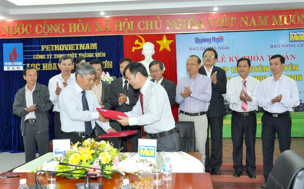 Lãnh đạo báo Quảng Ngãi và báo Năng lượng ký kết dưới sự chứng kiến của lãnh đạo tỉnh và các sở, ngành và Tập đoàn dầu khí Việt Nam.