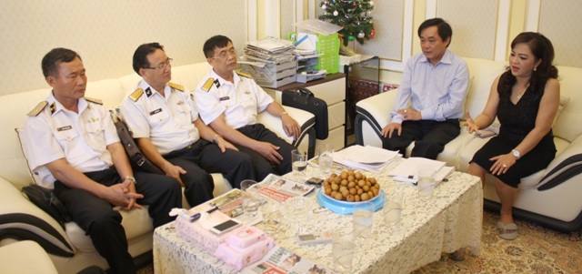 Đại diện lãnh đạo Bộ Tư lệnh Quân chủng Hải quân trong buổi làm việc với bà Hằng.