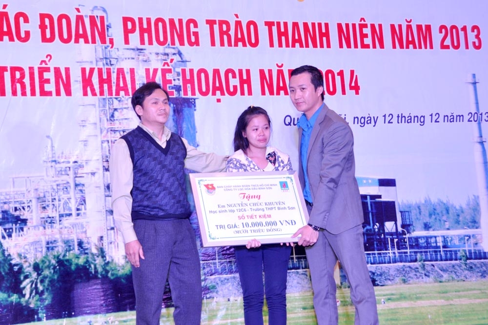 Anh Phạm Minh Nghĩa- Bí thư Đoàn thnah niên BSR trao tặng số tiền 10 triệu đồng cho gia đình em