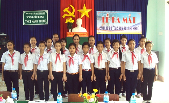 Các em nữ Trường THCS Hành Trung (Nghĩa Hành) tham gia sinh hoạt câu lạc bộ 