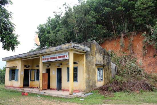 Trung tâm dân số- kế hoạch hóa gia đình huyện Sơn Tây nay không còn sử dụng được vì sạt lở núi tấn công