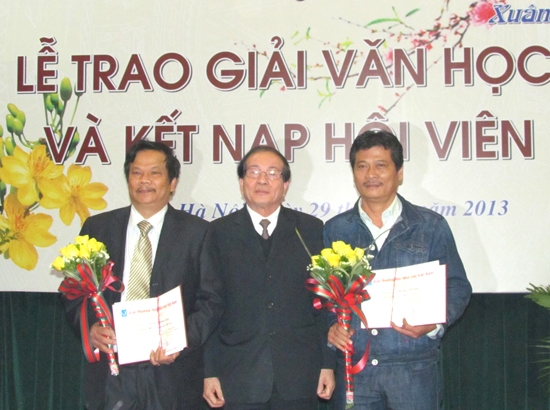 Nhà thơ Hữu Thỉnh trao giải cho Phạm Đương và Trần Quang Quý tại lễ trao giải thưởng Hội Nhà văn Việt Nam năm 2012.