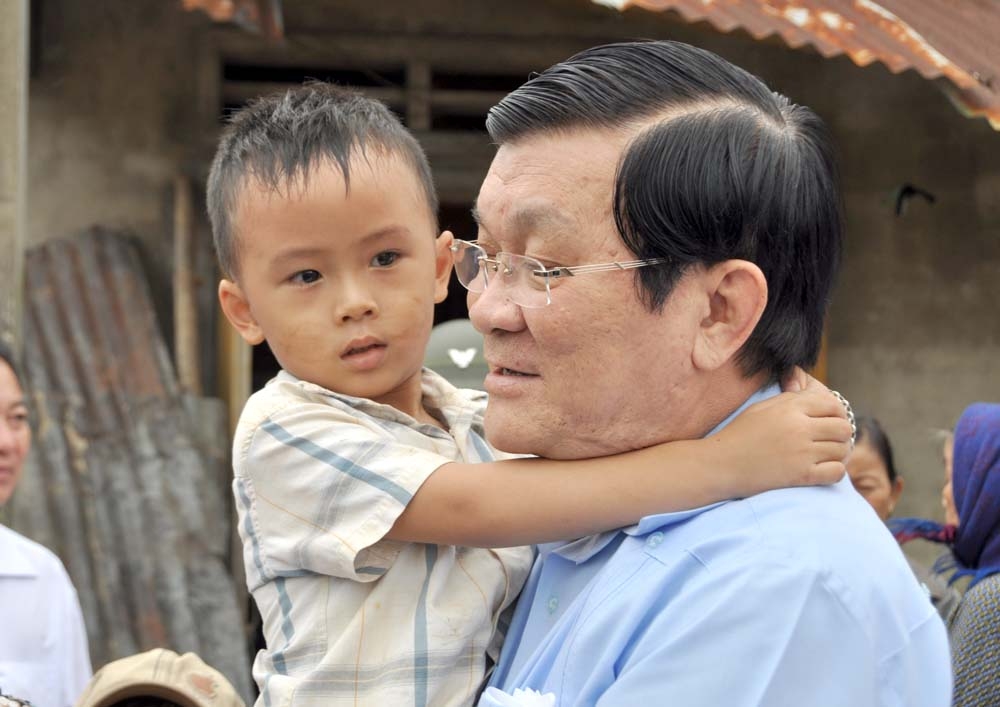 Chủ tịch nước Trương Tấn Sang dành tình cảm đặc biệt với trẻ em vùng lũ.