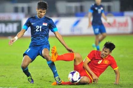  Kể từ chức vô địch AFF Cup 2008, bóng đá Việt Nam (đỏ) vẫn chưa có nhiều sự thay đổi trong lối chơi từ di sản ông Henrique Calisto để lại