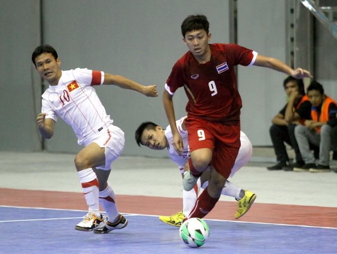  Futsal nam Thái Lan (áo đỏ) quá mạnh so với futsal Việt Nam - Ảnh: Khả Hòa