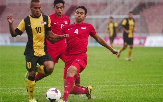 U23 Singapore (áo đỏ) đã bất bại qua 4 trận đấu tại vòng bảng SEA Games 27.