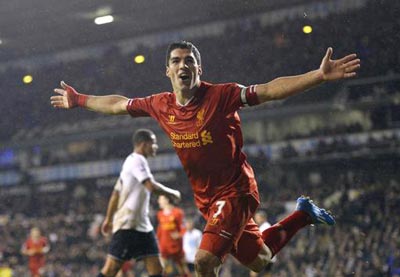 Niềm vui của Luis Suarez sau khi ghi bàn vào lưới Tottenham. Ảnh: Reuters.
