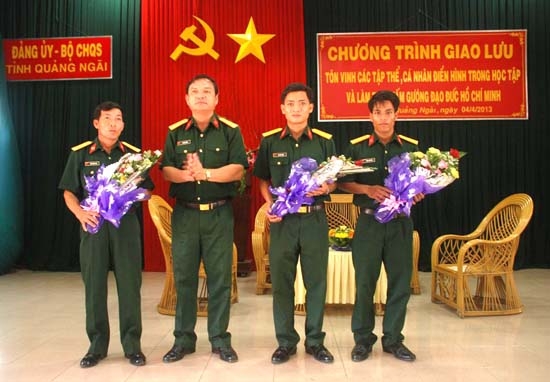 Nguyễn Tiến Thịnh (thứ 2 từ phải qua) trong buổi lễ tôn vinh các tập thể cá nhân điển hình học tập và làm theo tấm gương đạo đức Hồ Chí Minh.