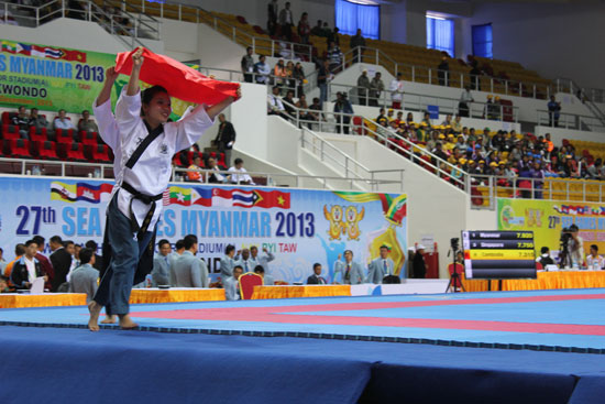  Đình Toàn - Minh Tú ăn mừng sau khi bảo vệ thành công ngôi vô địch. Đây cũng là HCV thứ 2 của teakwondo VN tại SEA Games 27. Ảnh: Hà Bạch.