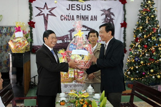 Thăm, tặng quà tại Hội truyền giáo Cơ đốc Quảng Ngãi ở huyện Tư Nghĩa