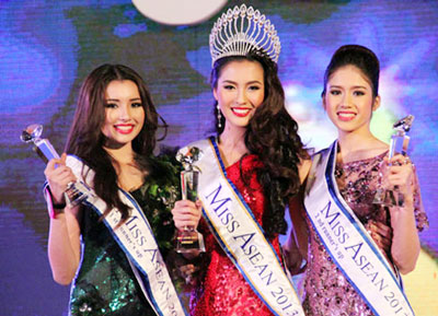  Từ trái sang, người đẹp Malaysia - Á hậu 1, tân Hoa hậu Đông Nam Á - người đẹp Singapore Amande Leong Li Ting và Thanh Vy - Á hậu 2.
