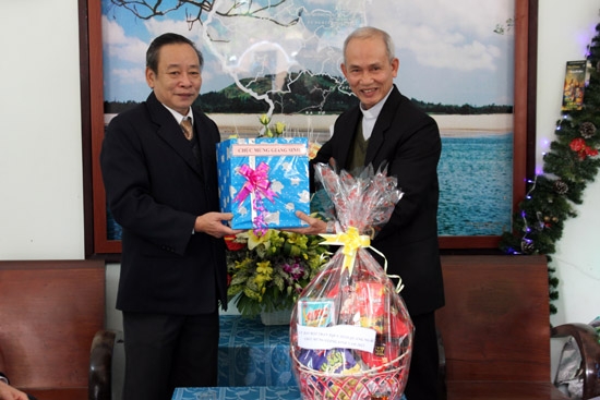 Phó Bí thư Tỉnh ủy Nguyễn Minh tặng quà giáng sinh cho linh mục Trương Đình Hiền- Giáo hạt Quảng Ngãi