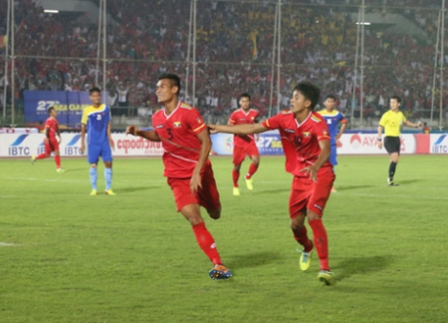 Cùng Philippines, Myanmar (áo đỏ) sẽ đồng tổ chức AFF Cup 2016 trên sân nhà