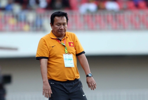 HLV Hoàng Văn Phúc buồn bã khi U-23 VN thất bại trước U-23 Malaysia trong trận cuối vòng bảng SEA Games 27. Ảnh: N.K