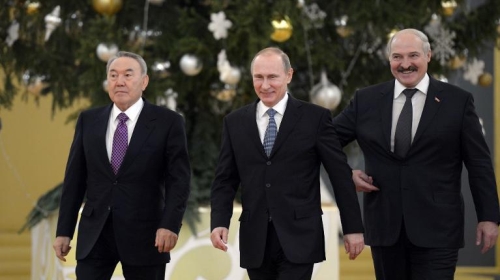Tổng thống Nga Putin (giữa) và hai người đồng cấp Kazakhstan (trái) và Belarus (phải)