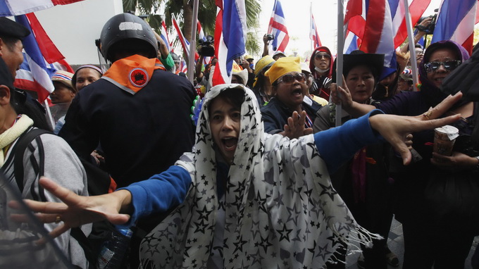  Người biểu tình Thái Lan đụng độ với cảnh sát - Ảnh: Reuters