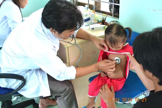 Khám chữa bệnh BHYT cho trẻ em ở Sơn Hà.