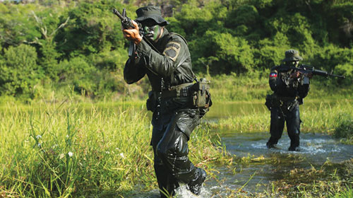  Cảnh sát Colombia trong một đợt huấn luyện truy lùng FARC - Ảnh: Reuters