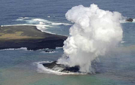  Đảo mới hình thành trong hoạt động phun trào của núi lửa dưới lòng biển ở ngoài khơi Nhật.