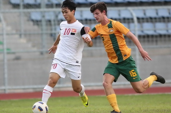 Công Phượng (trái) góp 1 bàn cho U.19 Việt Nam trong trận đấu với HAGL - Ảnh: Bạch Dương