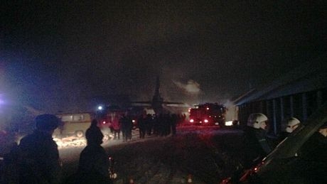 Máy bay rơi xuống nhà kho quân sự ở Siberia.